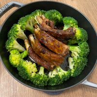 可能是肉排、燉小牛膝和顯示的文字是「 మುರು STAUB BUUUe A ብበው 」的圖像
