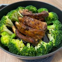 可能是燉小牛膝、肉排和顯示的文字是「 STAUB B AUB 」的圖像