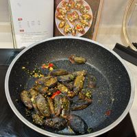 可能是西班牙大鍋飯和文字的圖像