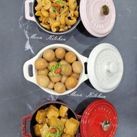 可能是義大利麵、豆腐和顯示的文字是「 GODOS Mon Kitchen STAND GoGOR 97X0 ተፊት Moon Kitchen 」的圖像