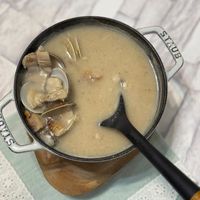 可能是粥和顯示的文字是「 STAUR STAUB 」的圖像