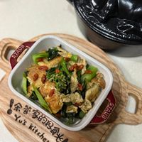 可能是豆腐和顯示的文字是「 STAUB STAUB STAUB SUUUE 余管家的肉 朵管家的好食光 Yu's kitchen kitchen 食光」的圖像