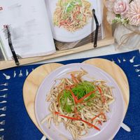 可能是炒麵、義大利麵、拉麵和文字的圖像