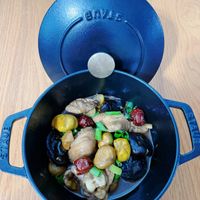 可能是西班牙大鍋飯、香菇、燉小牛膝和文字的圖像