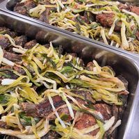 可能是肉排、燉小牛膝和快炒的圖像