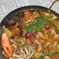 可能是豆腐、火鍋、拉麵和文字的圖像