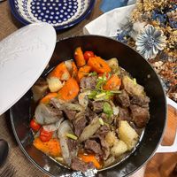 可能是燉小牛膝和肉排的圖像