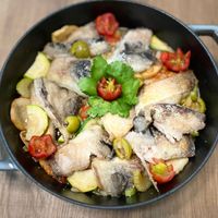 可能是豆腐、燉小牛膝和鯷魚的圖像