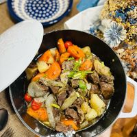 可能是肉排和燉小牛膝的圖像