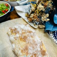 可能是肉餡餅和顯示的文字是「蜜莉餐桌 蜜莉餐泉」的圖像