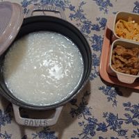 可能是粥、北非小米飯、豆腐和印度香料飯的圖像