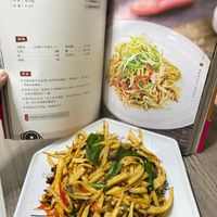 可能是義大利麵、炒麵、拉麵和文字的圖像