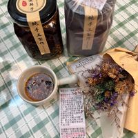 可能是泡茶器、茶、千日紅和文字的圖像