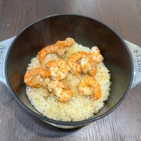 可能是蝦、西班牙大鍋飯和北非小米飯的圖像