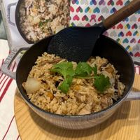 可能是西班牙大鍋飯、印度香料飯、豆腐、炒飯和文字的圖像