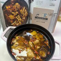 可能是粥、火鍋、拉麵、豆腐和文字的圖像