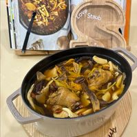 可能是香菇、火鍋、豆腐和文字的圖像