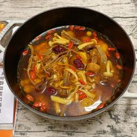 可能是火鍋、麵和文字的圖像