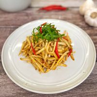 可能是鯷魚、炒麵、拉麵和義大利麵的圖像