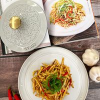可能是麵、義大利麵、炒麵和文字的圖像