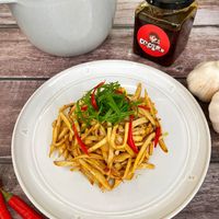 可能是炒麵、義大利麵、鯷魚和顯示的文字是「 STAUD STAUD coce# U B S ٦ 」的圖像