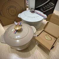 可能是顯示的文字是「とでご 시봉 staub STAUB STAL STAUS STAUE TAURI a 0 」的圖像