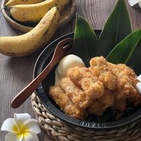 可能是豆腐、炸丸子和椰子馬卡龍的圖像