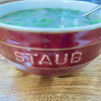 可能是字母湯和顯示的文字是「 STAUB 」的圖像