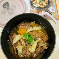 可能是燉小牛膝和文字的圖像