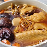 可能是香菇、麵、粥和顯示的文字是「 O Elise EliChang Sli Chang 」的圖像