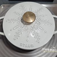 可能是‎鬆餅機和‎顯示的文字是「 ‎COO 2000 00% သ س OSO Co00 oo oda STAUB JT料理學習日記 อึอ‎ 」‎‎ 的圖像