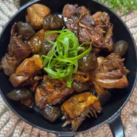可能是肉排、香菇、燉小牛膝和文字的圖像