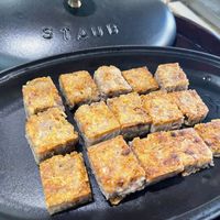 可能是鬆餅機、豆腐和文字的圖像