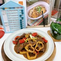 可能是快炒、肉排和文字的圖像