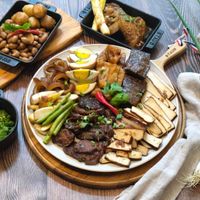 可能是豆腐、燉小牛膝、火鍋、香菇、肉排和文字的圖像