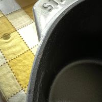 可能是鬆餅機和顯示的文字是「 STAUB STAUB 」的圖像