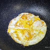 可能是水波蛋、蛋黃和歐姆蛋的圖像