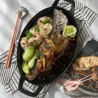 可能是火鍋、麵、香菇和文字的圖像