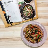 可能是炒麵、豆腐、香菇和文字的圖像