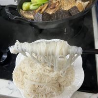 可能是拉麵、麵和火鍋的圖像