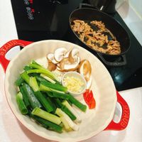 可能是豆腐、香菇、火鍋和文字的圖像