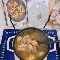 可能是拉麵、粥、燉小牛膝、火鍋、豆腐和文字的圖像