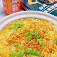 可能是粥、炒麵、拉麵、豆腐和顯示的文字是「 MCS 焼 爆」的圖像