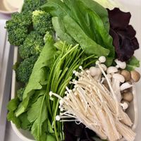 可能是香菇、豆腐、綠葉甘藍、火鍋、紫蘇和文字的圖像