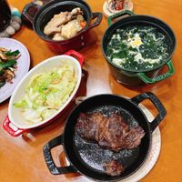 可能是肉排、火鍋、豆腐和文字的圖像