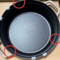 可能是鬆餅機和顯示的文字是「 STAUB STAUR S 」的圖像