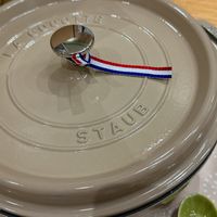 可能是顯示的文字是「 CTOOTTE STAUB บ 00 UB S TAUB ل 」的圖像