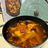 可能是拉麵、火鍋、麵、香菇和顯示的文字是「黄金蟲草鮮菇雞湯 ንጅች ES ፀበ 」的圖像