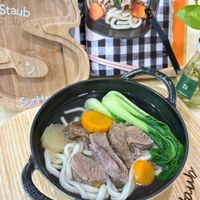 可能是火鍋、肉排和文字的圖像