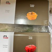 可能是食物和顯示的文字是「 staub Pumpkin P Cocotte Céramique by STAUB 14,4cm 14,4 0.7L 5.7" 0.75Qt staub enfronor Tomato Cocotte Céramique bySTAUB by STAUB 19c 0.47L 0.50t 」的圖像